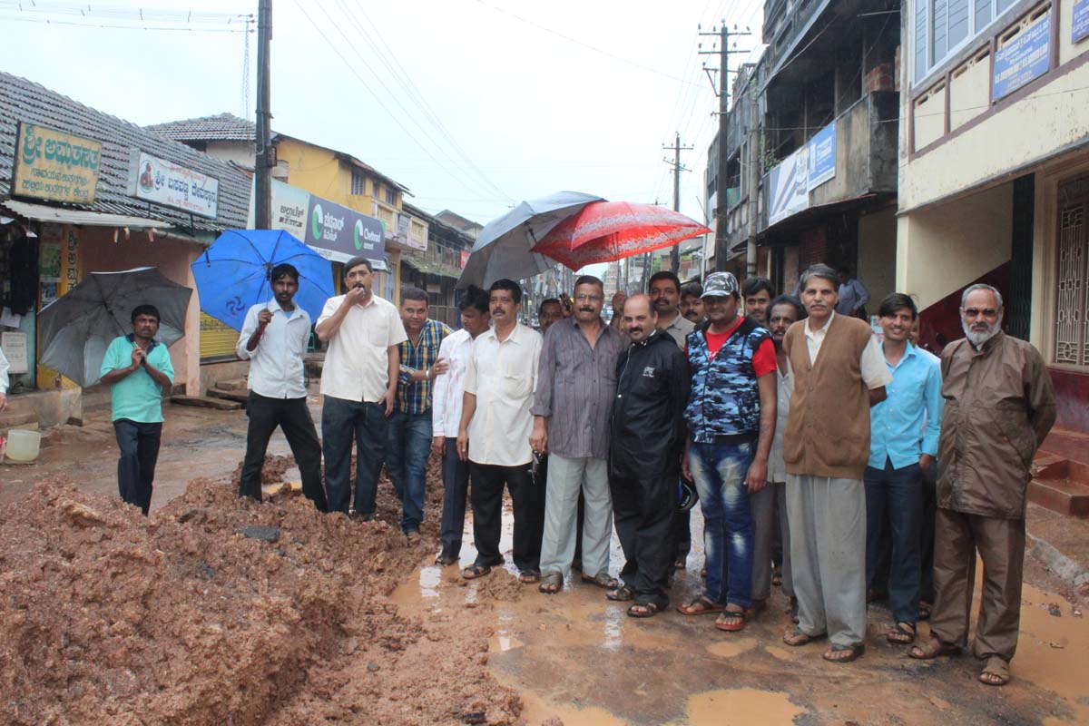 ಸಾರ್ವಜನಿಕರ ಸಮಸ್ಯೆಗೆ ಸ್ಪಂದಿಸದ ನಗರಸಭೆ ಸ್ಥಳೀಯರಿಂದ ಪ್ರತಿಭಟನೆ